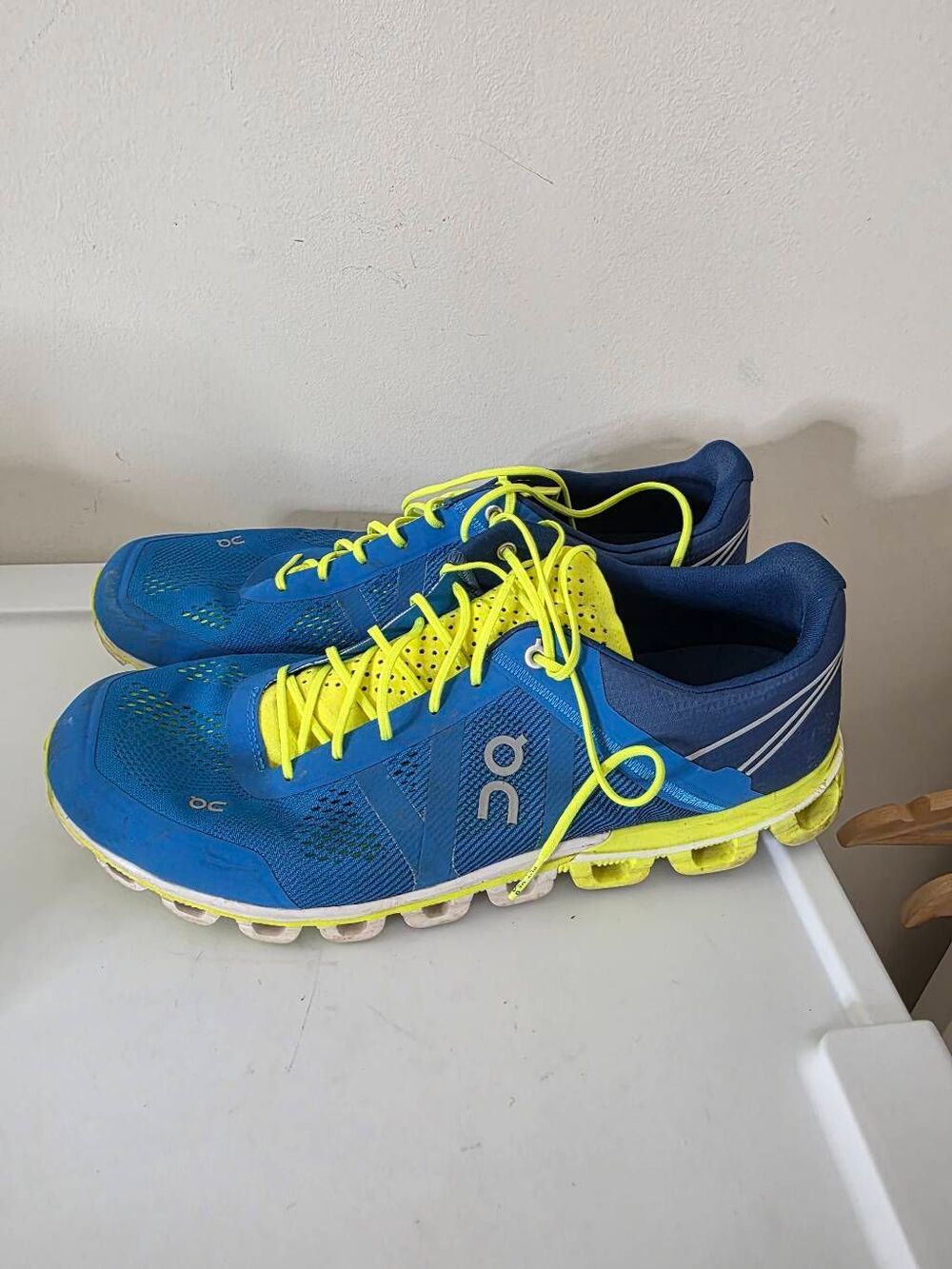 On Running Cloudflow Mens Malibu Neon Blue Athletic Running Sneaker Size 12.5